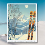 Zakopane Polen skidresa retro vykort<br><div class="desc">Hej från de snöiga bergen i Zakopane Polen! Vi hoppas att du har en underbar skidresa. Detta vykort visar ett vackert blågrått bergslandskap med retro-skidor i orange tribal-mönster.
Alla textfraser kan anpassas efter dina önskemål!</div>