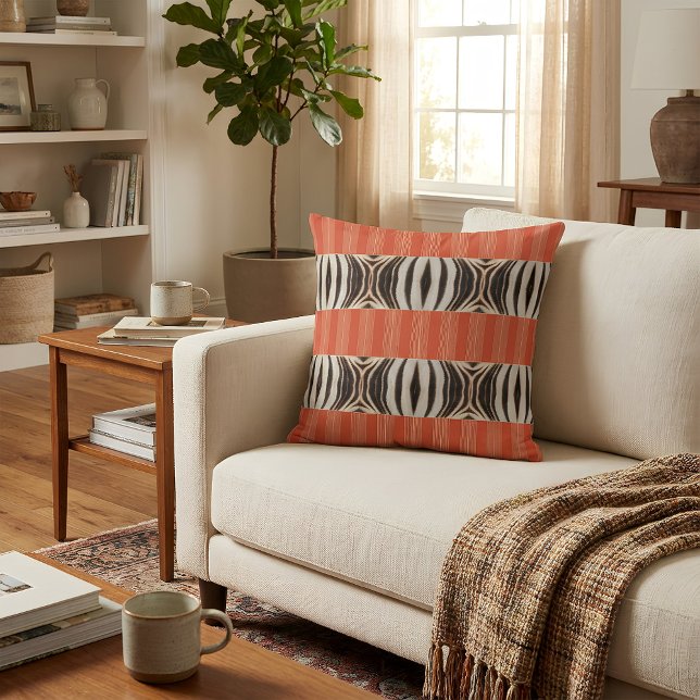 Zebra Illusion- Modern Abstrakt Terrakotta Kissen Kudde (Abstraktes Kissen liegt auf dem Sofa im Wohnzimmer.)