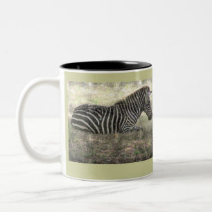 ZEBRA SITTA ON GROUND /PHOTOG/ GRÄV.MANIP Två-Tonad MUGG