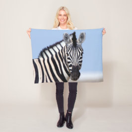 Zebra tittar på dig med blå himmel-foto fleecefilt