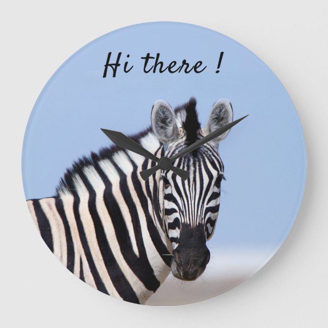 Zebra tittar på dig med blå himmel-foto stor klocka (Framsida)