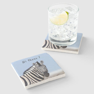 Zebra tittar på dig med blå himmel fototext stenunderlägg