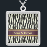 Zebra tryck silverpläterat halsband<br><div class="desc">Vi har designat den här med en dramatisk svart och vit zebra tryck-bakgrund och ametysttext pub. De här underbara personligens halsband gör en utmärkt bröllopsfest tack för dina gåvor!</div>