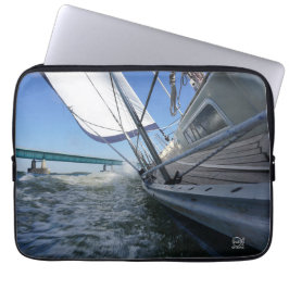 Zeilboot met koers op brug. laptop fodral