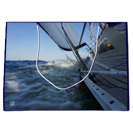 Zeilboot met lege horizon voor avontuur.