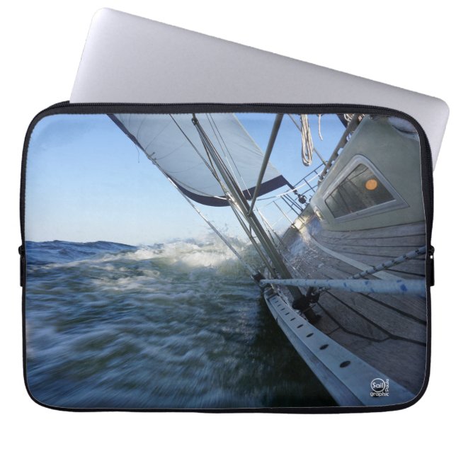 Zeilboot met lege horizon voor avontuur. laptop fodral (Framsidan)