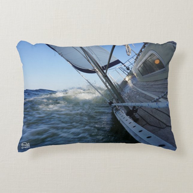 Zeilboot met lege horizon voor avontuur. prydnadskudde (Framsidan)