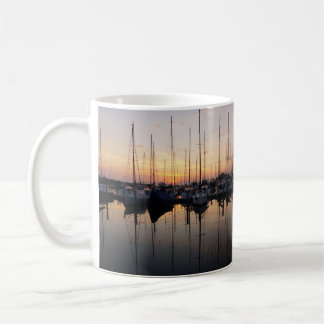 Zeilboten in haven met tegenlicht. kaffemugg