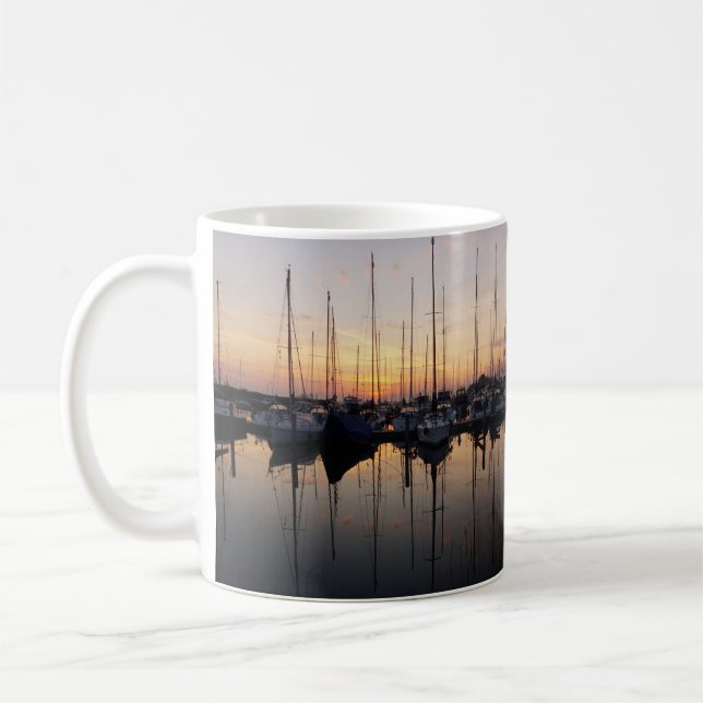 Zeilboten in haven met tegenlicht. kaffemugg (Vänster)