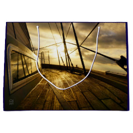 Zeiljacht bij ochtendzon met wolken lucht.