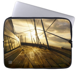 Zeiljacht bij ochtendzon met wolken lucht. laptop fodral