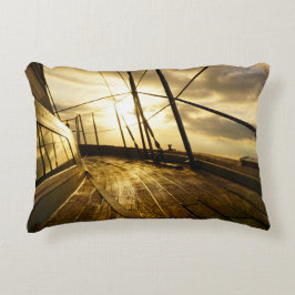 Zeiljacht bij ochtendzon met wolken lucht. prydnadskudde