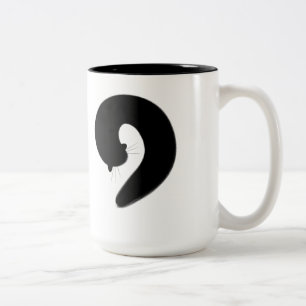 Zen Enso som sovar den svart katten Två-Tonad Mugg
