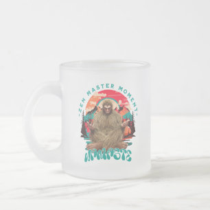 Zen Mästare Moment Bigfoot Meditation Retro Konst Frostad Glasmugg
