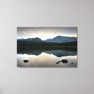 Zen-reflektioner i en bergssjö canvastryck