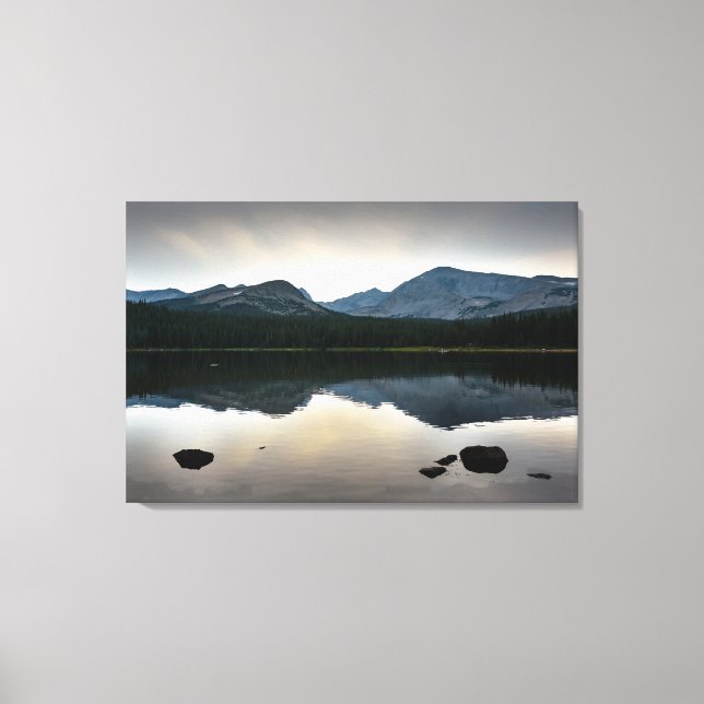 Zen-reflektioner i en bergssjö canvastryck (Framsida)