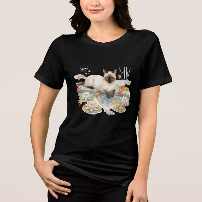 Zen Siamese Cat & Koi Pond T-Shirt (Framsida)