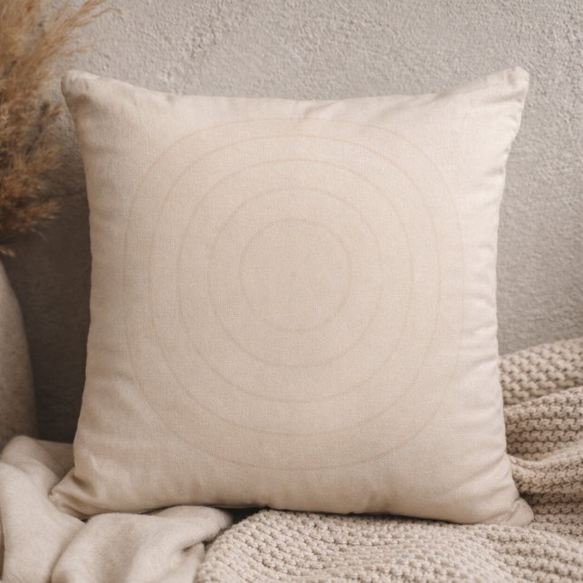 Zen Stone Spiral Throw Pillow Kudde (Soft stone spiral in blush beige brings quiet movement to modern neutral spaces)