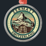 Zermatt Schweiz Illustration Travel Art Badge Julgransprydnad Metall<br><div class="desc">Färgdesign för Zermatt-reflektor. Zermatt,  i kantonen Valais i södra Schweiz,  är en bergsort som är känd för skidåkning,  klättring och vandring.</div>