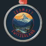 Zermatt Schweiz Retro Distress Circle Julgransprydnad Metall<br><div class="desc">Färgdesign för Zermatt-reflektor. Zermatt,  i kantonen Valais i södra Schweiz,  är en bergsort som är känd för skidåkning,  klättring och vandring.</div>