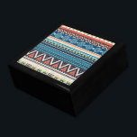 Zigzag Kor-Stitch Struktur Smyckeskrin<br><div class="desc">Färgfulla stammar aztec zigzag och geometriska former mönster i blå röd och vit ton med kor-stygk struktur utseende. Design finns tillgänglig på andra produkter och kan begäras på alla produkter som erbjuds av Zazzle.</div>