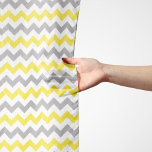 Zigzag Mönster, Chevron Mönster, Gult, Grått Sjal<br><div class="desc">Elegant,  snyggt och sofistikerad zigzag (chevron) mönster i gult,  grått och vitt färg. Modern gåva och trendig,  perfekt för Zigzag älskare i livet.</div>