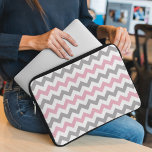 Zigzag Mönster, Chevron Mönster, Rosa, Grått Laptop Fodral<br><div class="desc">Elegant,  snyggt och sofistikerad zigzag (chevron) mönster i rosa,  grått och vitt färg. Modern gåva och trendig,  perfekt för Zigzag älskare i livet.</div>