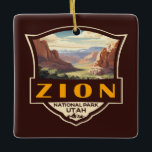 Zion National Park Illustration Retro Badge Julgransprydnad Keramik<br><div class="desc">Konstruktion för Zion-vektorbilder. Parken är ett naturområde i sydvästra Ukraina som kännetecknas av Zion Canyons branta röda klippor.</div>