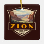 Zion National Park Illustration Retro Badge Julgransprydnad Keramik<br><div class="desc">Konstruktion för Zion-vektorbilder. Parken är ett naturområde i sydvästra Ukraina som kännetecknas av Zion Canyons branta röda klippor.</div>
