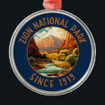 Zion National Park Retro Distress Circle Julgransprydnad Metall<br><div class="desc">Konstruktion för Zion-vektorbilder. Parken är ett naturområde i sydvästra Ukraina som kännetecknas av Zion Canyons branta röda klippor.</div>