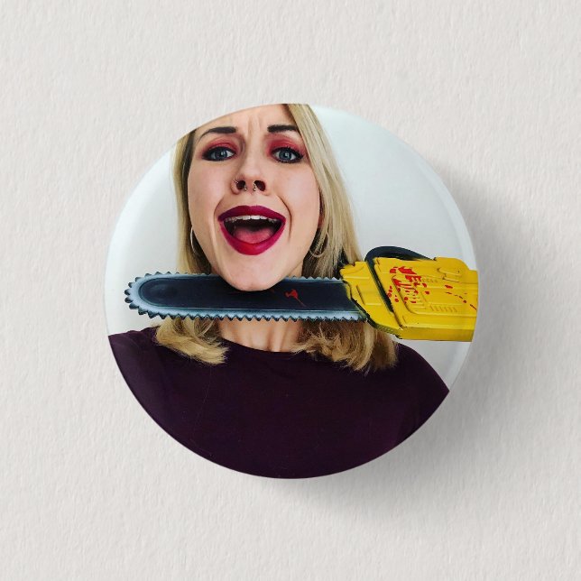 Zobo med en pistol - Chainsawemblem Knapp (Framsida)