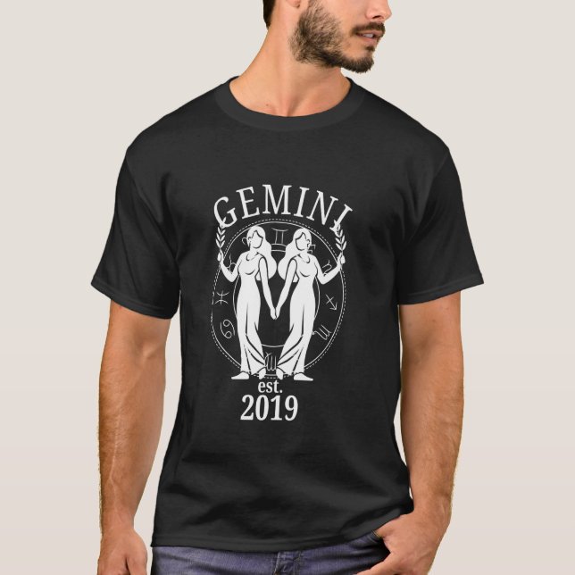 Zodiac Gemini Twins Born in 2019 T Shirt (Framsida)