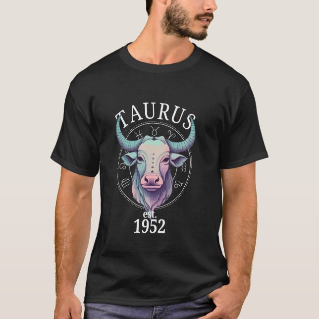 Zodiac Taurus Bull Born 1952 T Shirt (Framsida)
