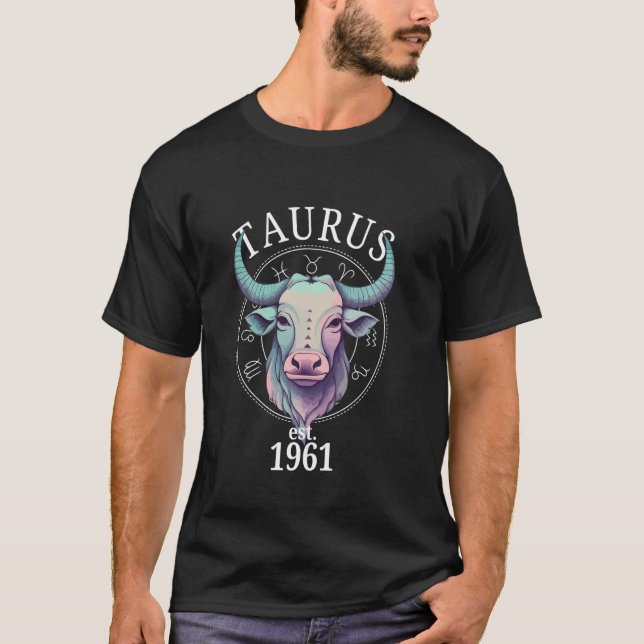 Zodiac Taurus Bull Born 1961 T Shirt (Framsida)