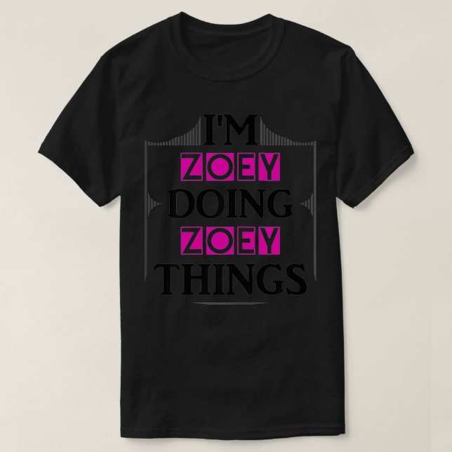 Zoey Doing Zoey Sak Funny First Namn Gift T Shirt (Design framsida)