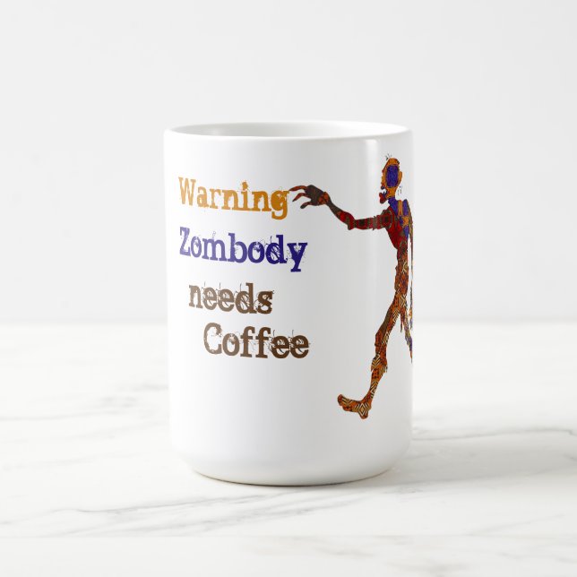 Zombie Needs Coffee Magisk Mugg (Center)