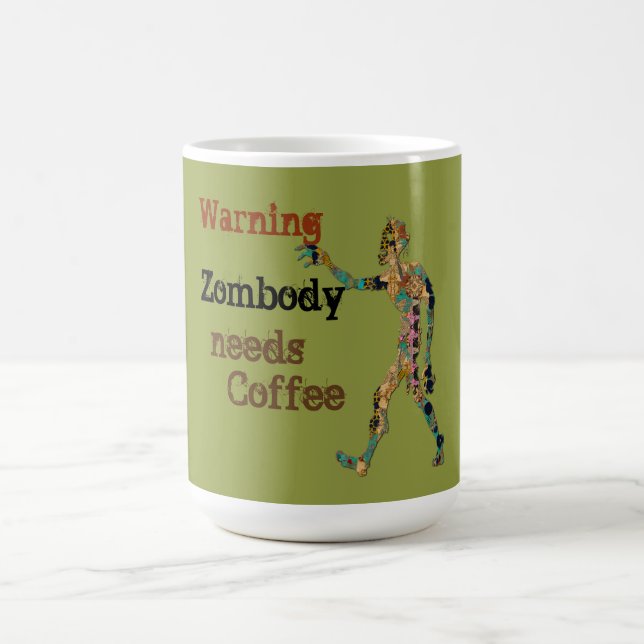 Zombie Needs Coffee Magisk Mugg (Center)