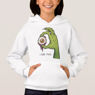 Zombiehand som håller ögonhuvtröja med en text t shirt