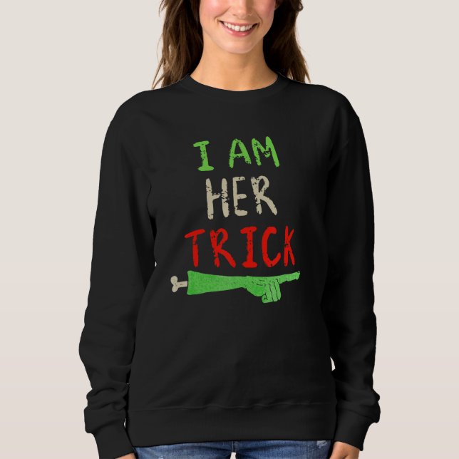 Zombiehanden är hennes trick för Halloween för par T Shirt (Framsida)