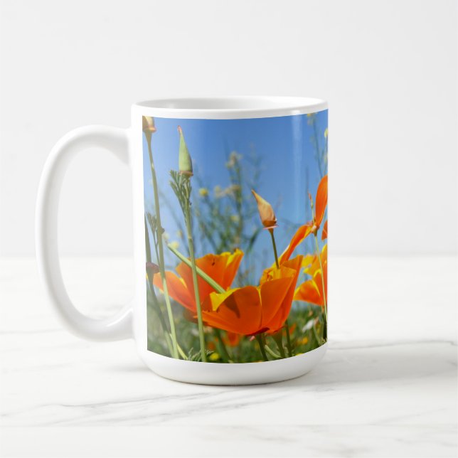 Zomers gevoel van wilde oranje bloemen. kaffemugg (Vänster)