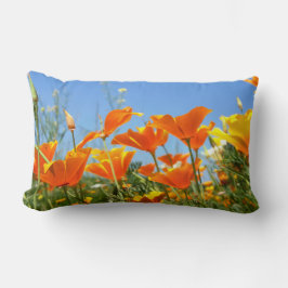 Zomers gevoel van wilde oranje bloemen. lumbarkudde