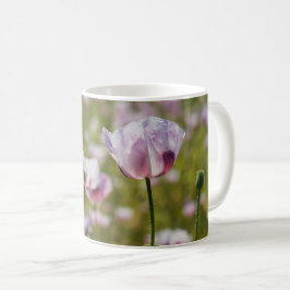 Zomers veld met lila bloemen in bloei. kaffemugg