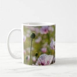 Zomers veld met  lila bloemen in bloei. kaffemugg