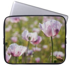 Zomers veld met  lila bloemen in bloei. laptop fodral