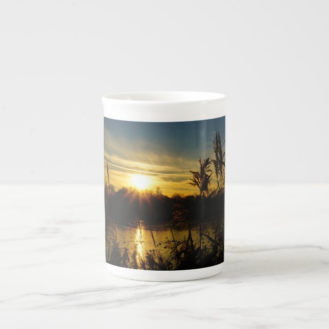 Zonsondergang bij een meertje met rietpluimen. benporslin mugg (Framsidan)