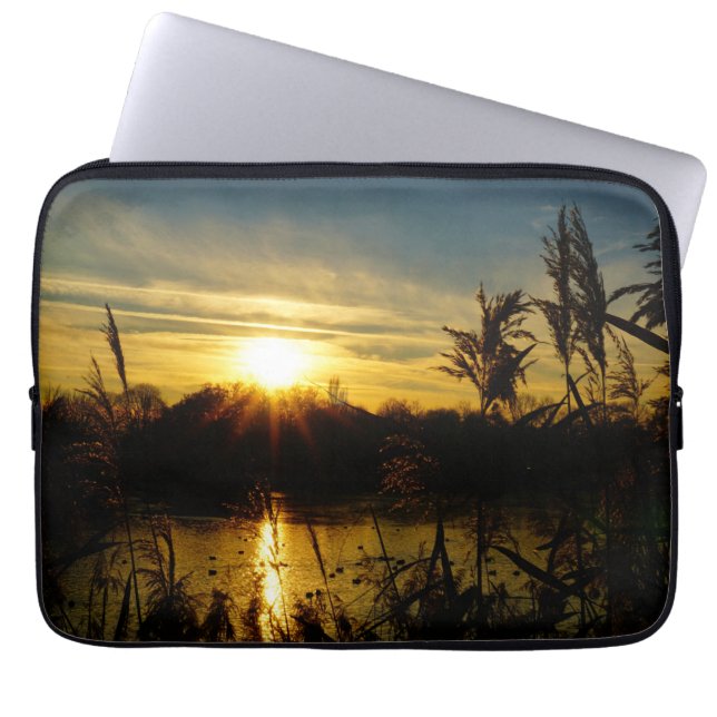 Zonsondergang bij een meertje met rietpluimen. laptop fodral (Framsidan)