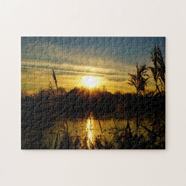 Zonsondergang bij een meertje met rietpluimen. pussel (Horisontell)