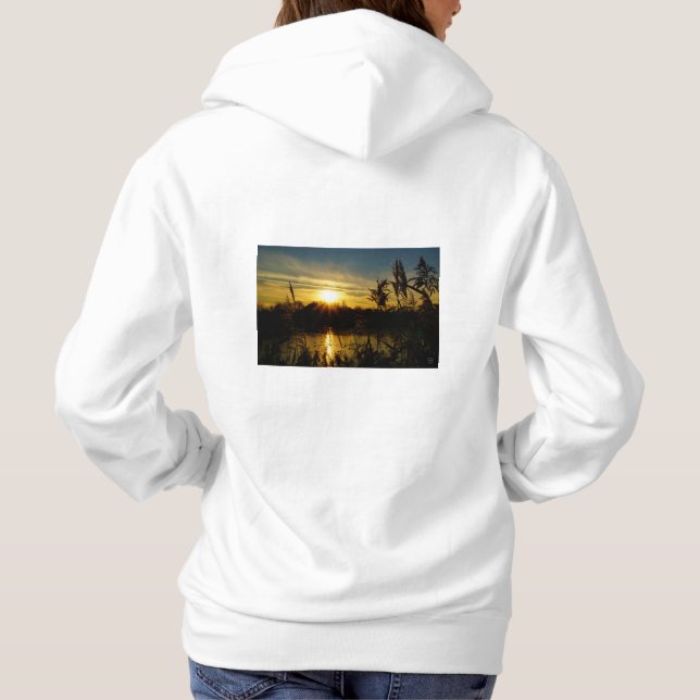Zonsondergang bij een meertje met rietpluimen. t shirt (Baksida)