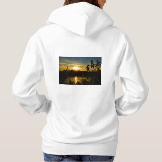 Zonsondergang bij een meertje met rietpluimen. t shirt
