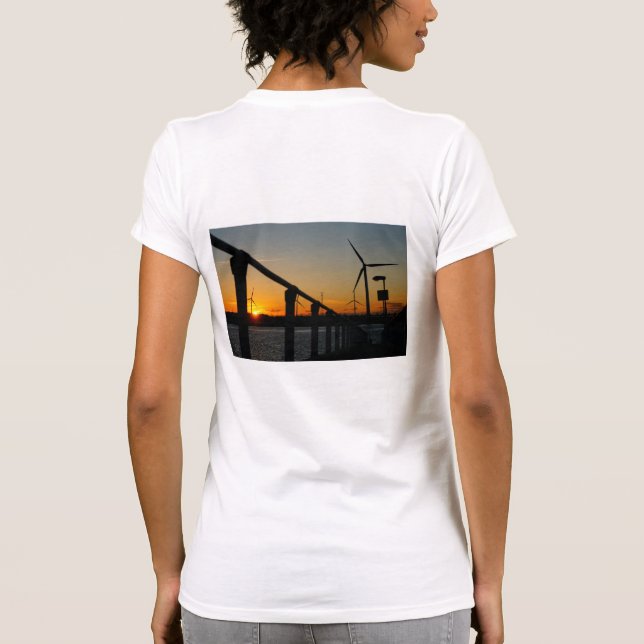 Zonsondergang met windmolen, Rustgevend relaxt. T Shirt (Baksida)